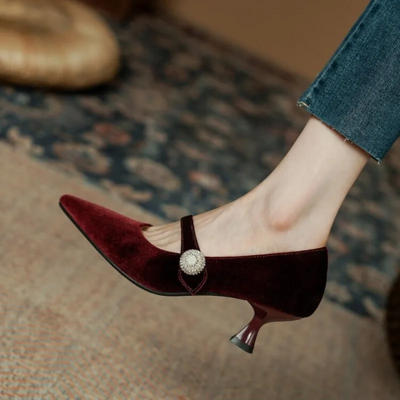 Women Shoes Size - Weinrote Mary-Jane-Schuhe mit spitzer Zehenpartie für