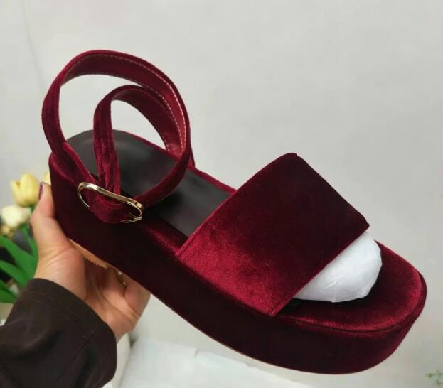 Wedge Heeled Sneaker - Burgunderrote Samt-Sandalen mit runder offener Zehenpartie,
